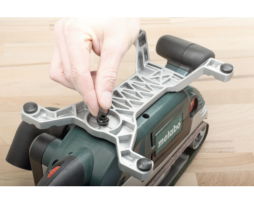 Logo Metabo sur une ponceuse à bande avec cadre de ponçage et main fixés