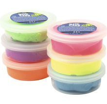 Sechs Dosen Silk Clay Modellierknete gestapelt