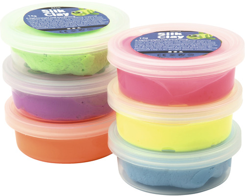 Sechs Dosen Silk Clay Modellierknete gestapelt