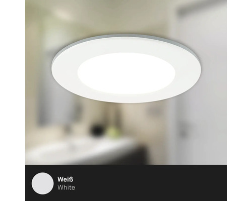 Plafonnier LED blanc dans une salle de bains