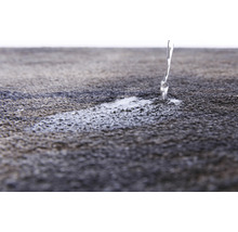 Wasser perlt auf abgedichteter Oberfläche
