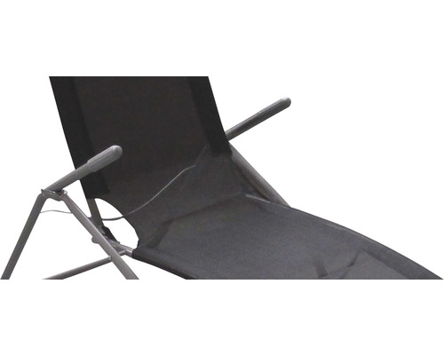 Gros plan d''une chaise de jardin avec accoudoir