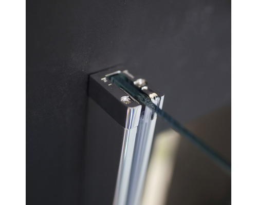 Detailansicht einer Duschkabinenbefestigung mit Glas