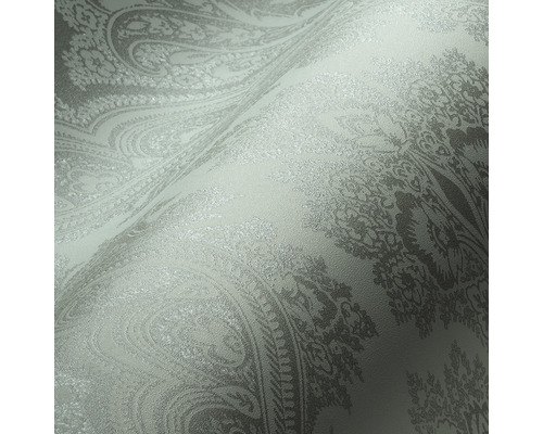 Gros plan d''un papier peint avec des motifs floraux et des ornements