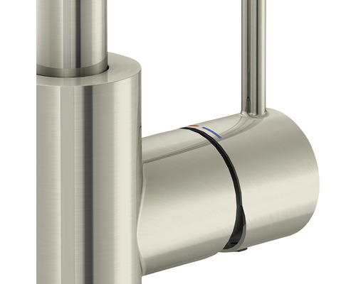 Gros plan d''un robinet avec levier et marquages pour eau chaude et eau froide