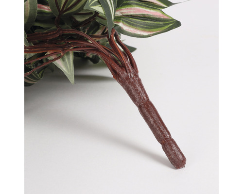 Gros plan d''une pousse artificielle avec des feuilles