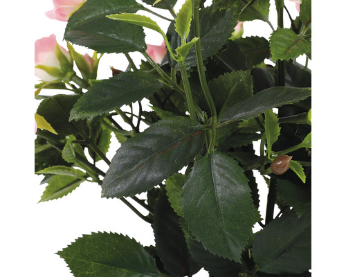 Nahaufnahme einer künstlichen Rose mit Blättern