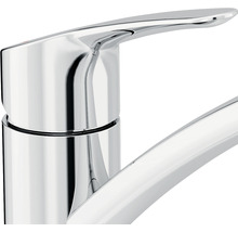 Gros plan d''un robinet de lavabo brillant