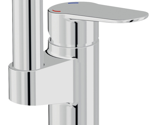 Détail d''un robinet de cuisine chromé