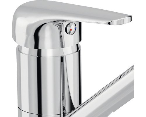 Gros plan d''un mitigeur de lavabo chromé avec levier