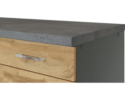 Vue détaillée d''une armoire avec tiroirs, d''un plan de travail gris et de poignées argentées