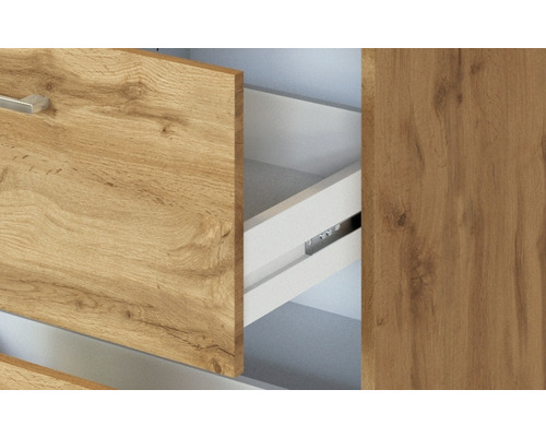 Vue détaillée d''une armoire ouverte avec des portes en bois