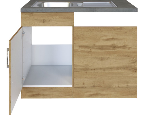 Meuble bas de cuisine avec évier et porte ouverte