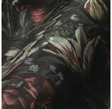 Nahaufnahme einer dunklen floralen Tapete mit Blumenmuster