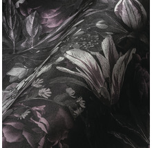 Nahaufnahme einer dunklen floralen Tapete mit Blatt- und Blütenmuster.