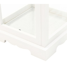 Vue détaillée d''une lanterne décorative blanche en bois et en verre