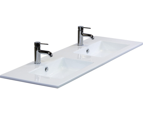 Doppelwaschtisch mit zwei Armaturen