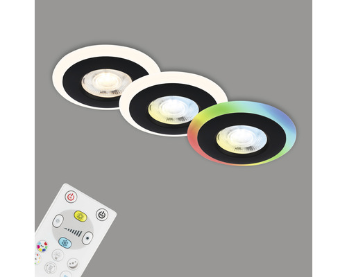 Drei runde Deckeneinbaustrahler mit Farbwechselfunktion und zugehöriger Fernbedienung.