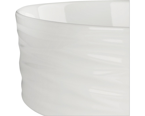 Detailansicht einer weißen Keramikschale mit gewellter Oberfläche