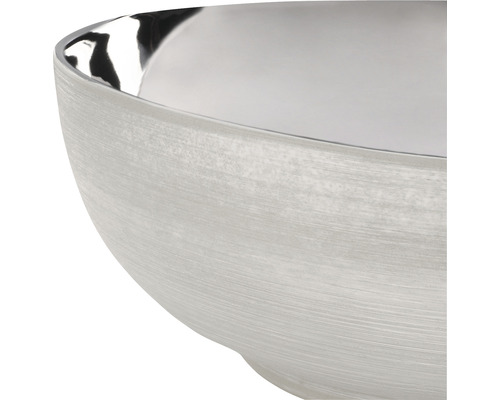 Gros plan d''un saladier en métal.