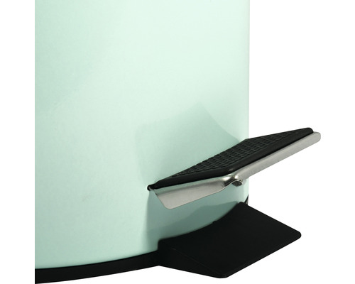 Detailaufnahme eines Tretabfalleimers mit Fußpedal