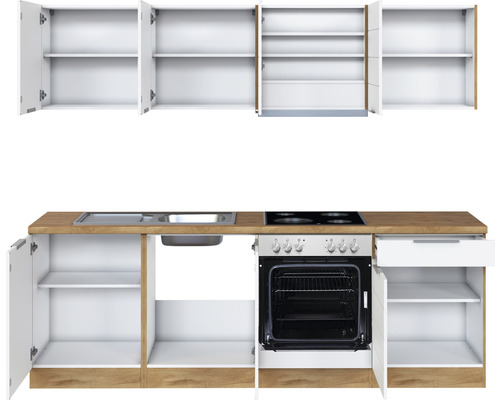 Cuisine équipée avec évier, cuisinière, four et armoires