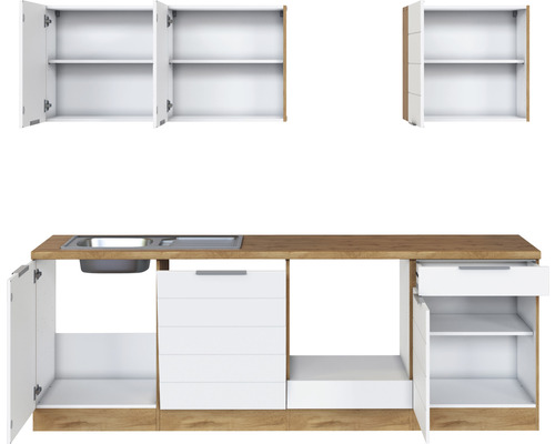 Cuisine équipée avec évier et espace de rangement