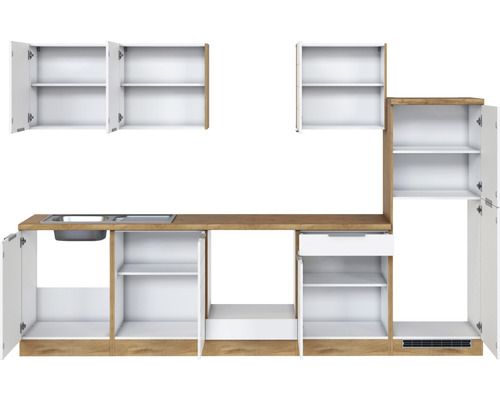 Küchenzeile mit Spüle, Schubladen und Schränken mit offenen Türen und Regalen