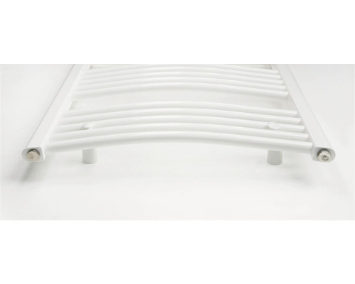 Sèche-serviettes blanc avec barreaux incurvés.