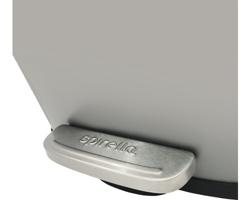 Vue détaillée d''une poubelle à pédale avec le logo Spirilla sur la pédale