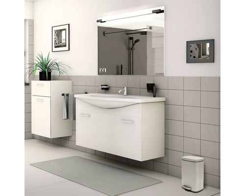 Salle de bain claire avec meuble-lavabo, miroir, armoire de salle de bain, tapis de bain et poubelle à pédale