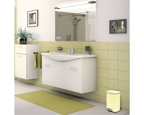 Badezimmer mit Waschbeckenunterschrank, Spiegel, Seitenschrank, Badteppich und Treteimer