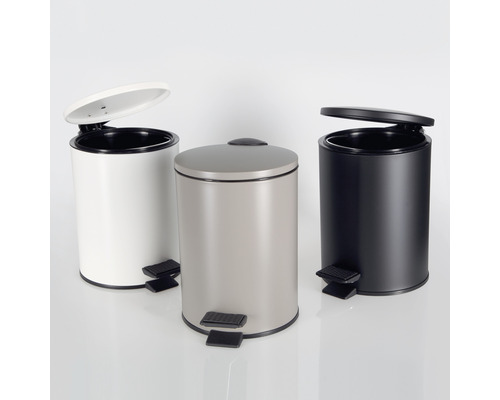 Trois poubelles à pédale en métal de différentes couleurs