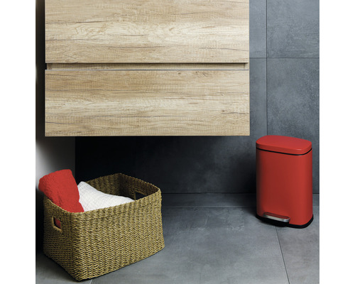 Salle de bains moderne avec meuble sous-lavabo, panier à linge et poubelle