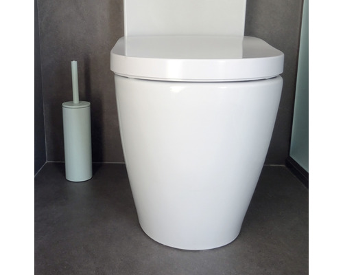 Stand-WC und WC-Bürstengarnitur im Badezimmer