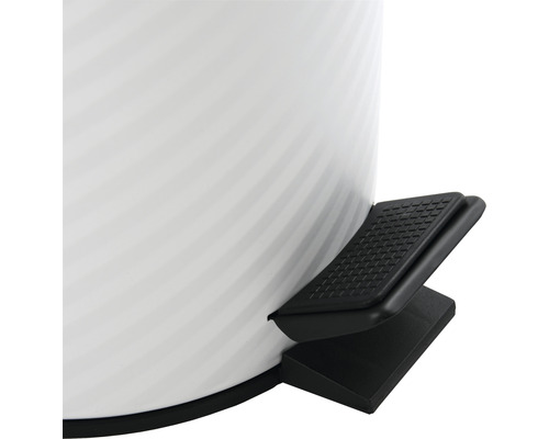 Gros plan sur le mécanisme à pédale d''une poubelle à pédale.