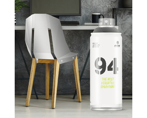 MTN Montana 94 Sprühlack Metallic silver 400 ml Szene mit einem Stuhl und einer Dose Sprühfarbe.