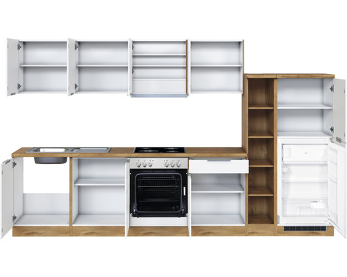 Cuisine équipée avec évier, cuisinière, four, réfrigérateur et étagères