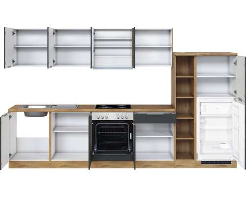 Cuisine équipée avec évier, cuisinière, four, tiroir, compartiments ouverts, étagères et réfrigérateur