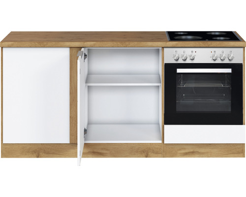 Cuisine avec placard ouvert et cuisinière