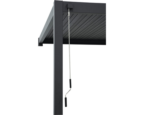 Vue détaillée d''une pergola à lamelles avec mécanisme à manivelle