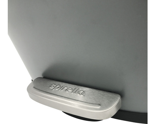 Detailansicht eines Treteimers mit Spiralla Logo auf dem Pedal