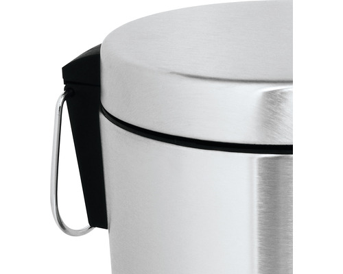 Detailaufnahme eines Treteimers aus Edelstahl mit schwarzem Kunststoffteil und Metallbügel