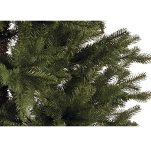 Detailaufnahme eines künstlichen Weihnachtsbaums mit grünen Nadeln