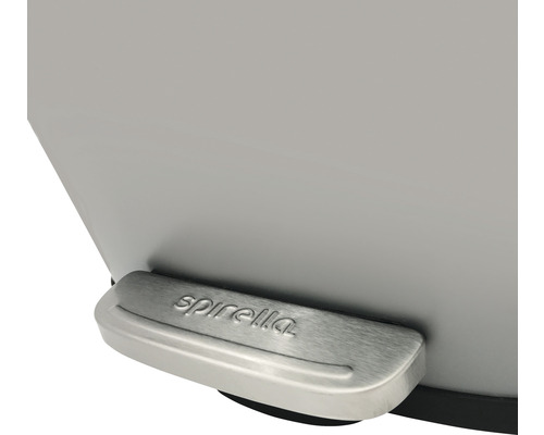 Detailansicht eines Treteimers mit Spiralla Logo auf dem Pedal.