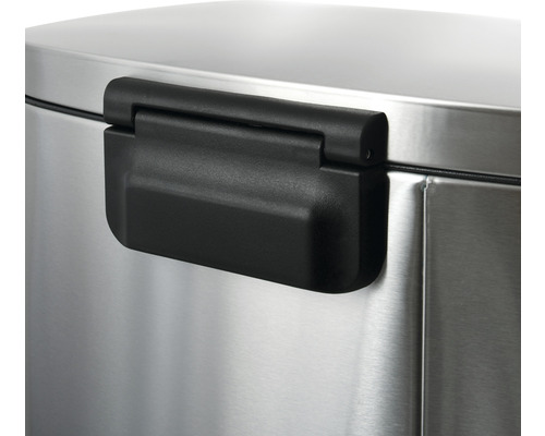 Detailansicht eines Mülleimers aus Edelstahl mit schwarzem Griff