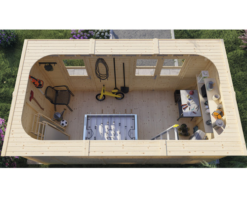 Vue de dessus d''une cabane de jardin en bois avec fenêtres, étagères, baby-foot, outils, jouets pour enfants et outils de jardin.