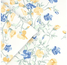 Papier peint à motif floral avec des fleurs jaunes et bleues