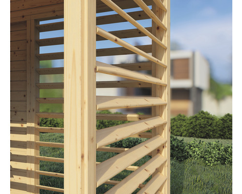 Detailansicht eines Holzpavillons mit Lamellenwand im Garten.