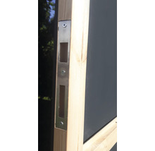 Vue détaillée d''une gâche de porte en métal fixée sur un cadre en bois.